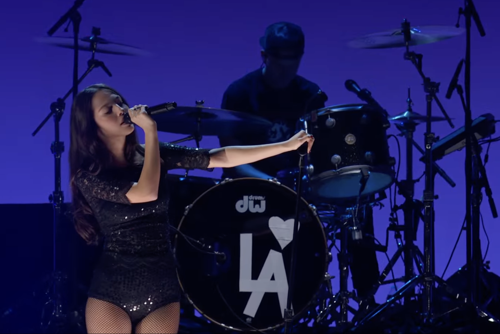 Olivia Rodrigo Gives Impassioned Performance of ‘Drivers License’ and ‘Deja Vu’ at FireAid Concert